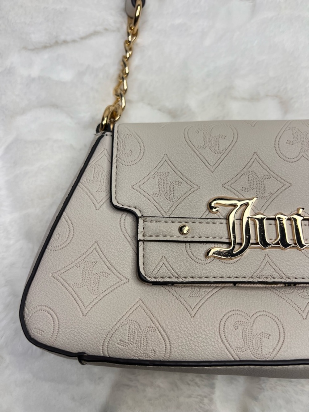 Juicy Couture Cream Embossed Logo Shoulder Bag with Gold Chain - Picture 3 of 9